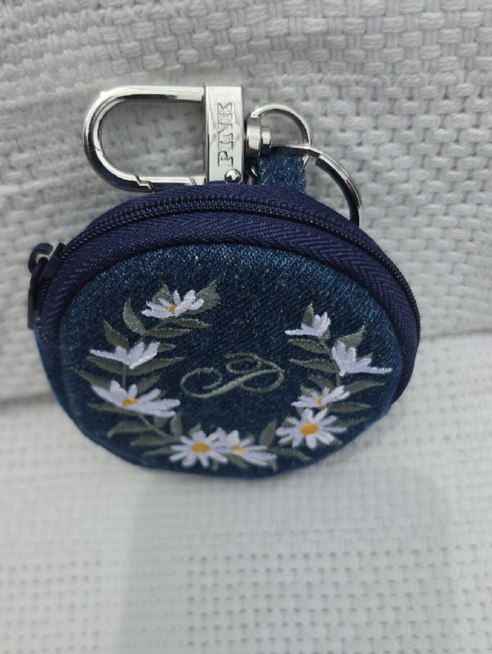 VICTORIA'S SECRET Embroidered Daisy Monogram Coin Pouch Keychain Bag Charm - Picture 3 of 5